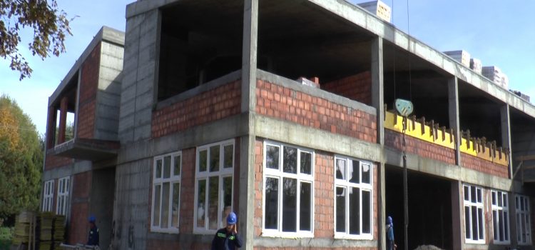 SM: Pokrajinski sekretar Njilaš obišao radove na izgradnji škole u Mačvanskoj Mitrovici  -VIDEO