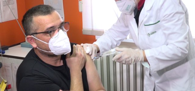 Ministar Nedimović primio vakcinu (VIDEO)